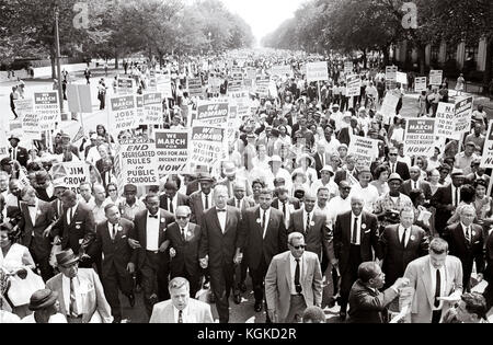 Leader del 1963 marzo su Washington per i posti di lavoro e di libertà tenere mani come essi conducono una folla di centinaia di migliaia di persone a Washington DC, Agosto 28, 1963. Leader in prima fila sono James Meredith, il Dr Martin Luther King Jr., Rabbino Joachim Prinz, Whitney giovani, Roy Wilkins (luce color suit); A. Philip Randolph; e Walter Reuther. Credito: Arnie Sachs / CNP /MediaPunch Foto Stock