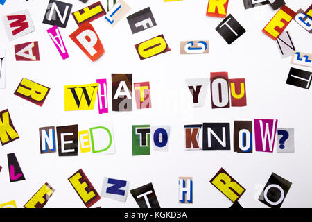 Una parola di scrittura di testo che mostra il concetto di che cosa avete bisogno di sapere domanda fatta di diversi magazine giornali lettera per il business case sull'backg bianco Foto Stock
