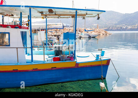 Barche da pesca e acque cristalline in pomos porto dell'isola di Cipro Foto Stock