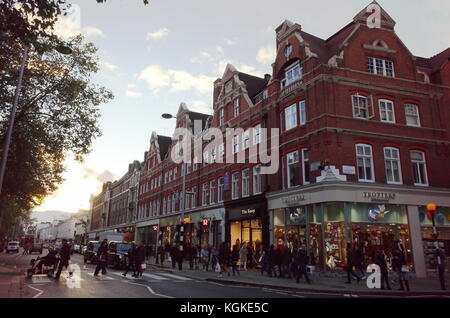 Gli amanti dello shopping su Kings Road, Londra, Inghilterra Foto Stock