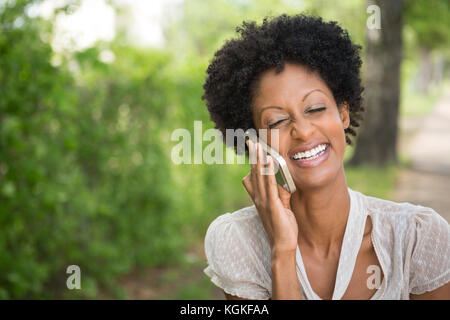 Bella donna sorridente al di fuori. Foto Stock