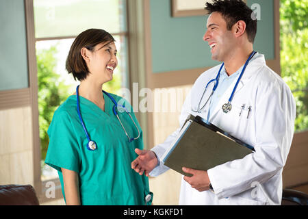 Il team di diversi fornitori di servizi sanitari. Foto Stock