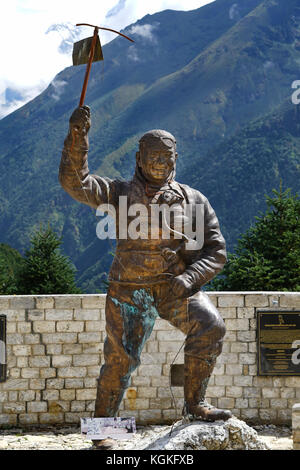 Namche Bazaar, Nepal - 12 settembre 2017: sherpa Tenzing Norgay memorial statua, campo base Everest trek , Nepal Foto Stock