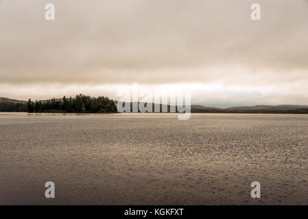 Canada il lago Ontario due fiumi mattina grigio scuro poco atmosfera pino isola su acqua in algonquin national park Foto Stock