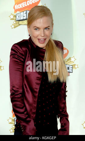 Nicole Kidman arrivando al nickelodeon il ventesimo annuale di kids Choice awards 2007 presso il padiglione pauley presso la UCLA di Los Angeles. headshot funny expressionnicole kidman 004 = tre quarti di lunghezza, persone , verticale, sorridente, Stati Uniti d'America, celebrità, guardando la telecamera, fotografia, bestof, arte cultura e intrattenimento, ,, frequentando una persona, Topix, moda, nicole kidman, los angeles Foto Stock