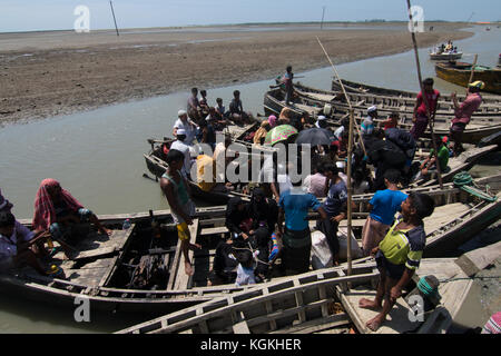 Più Rohingya entrando in Bangladesh Foto Stock