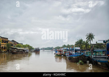 HOI AN, Da Nang, VIETNAM - Dicembre 18, 2016: Barche sulla strada allagata nel centro storico della città vecchia di Hoi An, Vietnam Foto Stock