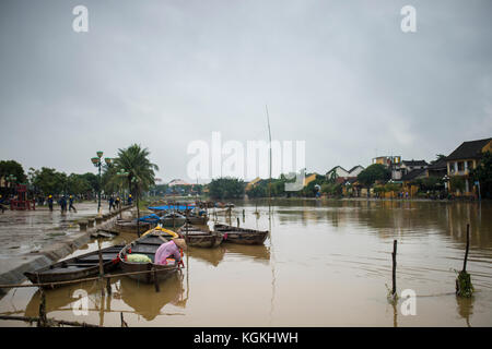 Un fornitore di prodotti alimentari è sempre pronto ad andare fuori con la sua imbarcazione in legno per andare a Asian mercato galleggiante sul fiume Mekong in Vietnam Foto Stock