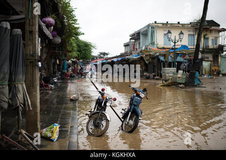 HOI AN, Da Nang, VIETNAM - Dicembre 18, 2016: due moto sono parcheggiate sulla strada allagata nel centro storico della città vecchia di Hoi An, Vietnam Foto Stock