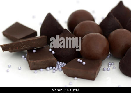 Cioccolato e Cioccolatini su uno sfondo bianco. Foto Stock