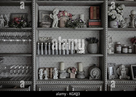 Utensili da cucina all'interno di cabinet vintage in un ristorante Foto Stock