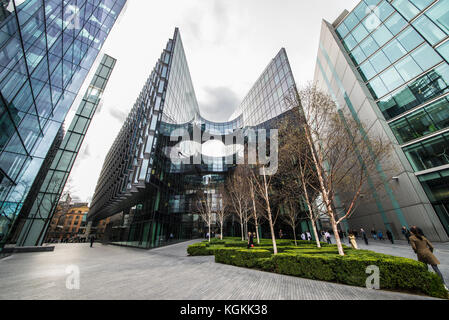 PricewaterhouseCoopers, pwc, ufficio a More London Riverside, Londra, in una giornata triste con poche persone Foto Stock