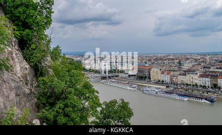 Budapest visto dal di sopra in un giorno nuvoloso, Ungheria su settembre 2017 Foto Stock