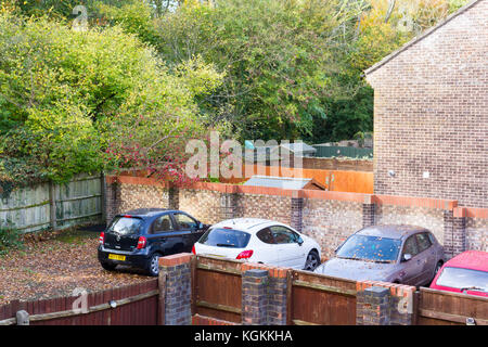 Auto parcheggiata in un privato off road area di parcheggio in una zona residenziale quartiere suburbano, Dorset, Regno Unito Foto Stock