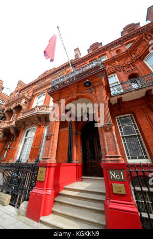 L'Ambasciata del Qatar, al numero 1 di South Audley Street a Mayfair, Londra, Regno Unito, è la missione diplomatica del Qatar nel Regno Unito. Ingresso dell'edificio Foto Stock