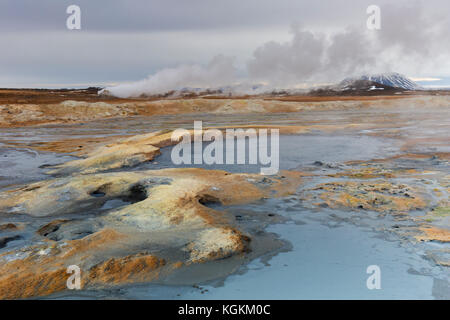 Hot spings e fumarole fumanti a Hverir, zona geotermica vicino Námafjall, Norðurland eystra / Nordurland eystra, Islanda Foto Stock