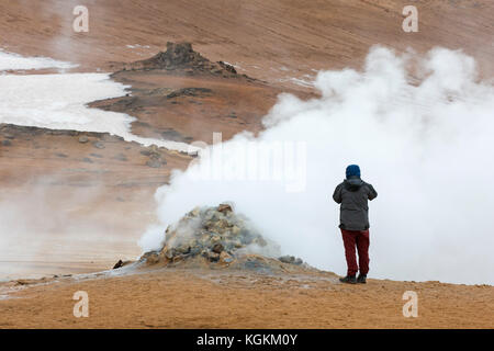 Fotografie turistiche fumarole fumarole fumanti a Hverir, zona geotermica vicino Námafjall, Norðurland eystra / Nordurland eystra, Islanda Foto Stock