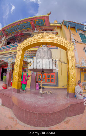 Kathmandu, Nepal ottobre 15, 2017: close up enorme campana sotto un lapidato struttura oro in Kathmandu Stupa Boudhanath a boudha town, Nepal Foto Stock