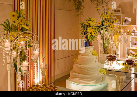 Tabella di nozze decorato con candele pensili e fiori Foto Stock