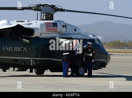 Presidente Trump saluta U.S. Marines a Osan Air Base, Repubblica di Corea, nov. 8, 2017. Durante la sua 13-giorno di viaggio attraverso il Teatro pacifico, Foto Stock