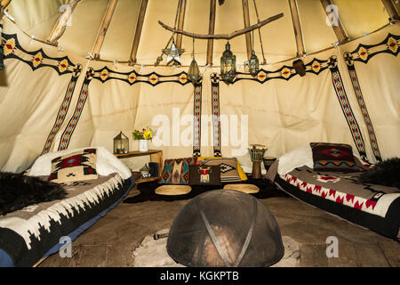 L'interno di un teepee glamping. Foto Stock