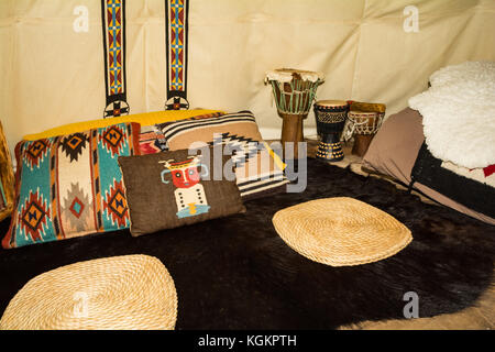 L'interno di un teepee glamping. Foto Stock