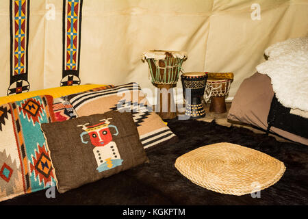 L'interno di un teepee glamping. Foto Stock