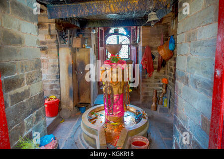 Kathmandu, Nepal ottobre 15, 2017: vista interna di una statua dorata all'interno di un edificio con alcuni oblations a Katmandu in Nepal Foto Stock