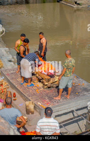 Kathmandu, Nepal ottobre 15, 2017: vista aerea di persone non identificate preparare il corpo per la masterizzazione religiosa rituale al tempio pashupatina, kthmandu Foto Stock