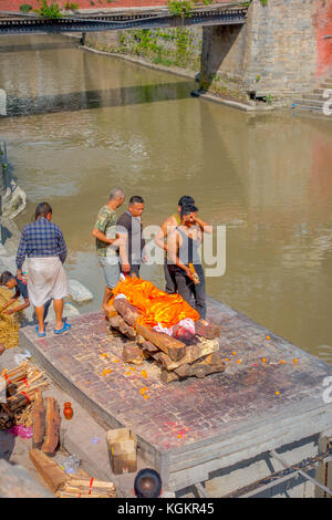 Kathmandu, Nepal ottobre 15, 2017: vista aerea di persone non identificate preparare il corpo per la masterizzazione religiosa rituale al tempio pashupatina, kthmandu Foto Stock