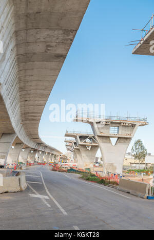 Su strada attualmente in costruzione a diversi livelli per aumentare il traffico Foto Stock
