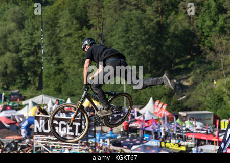 Kalnica, Slovacchia - 27 maggio 2017: sconosciuto extreme rider esegue una coraggiosa trucco in slopestyle concorrenza durante bikefest. qualifica mostra di p Foto Stock