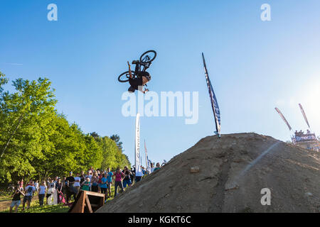 Kalnica, Slovacchia - 27 maggio 2017: sconosciuto extreme rider esegue una coraggiosa trucco in slopestyle concorrenza durante bikefest. qualifica mostra di p Foto Stock