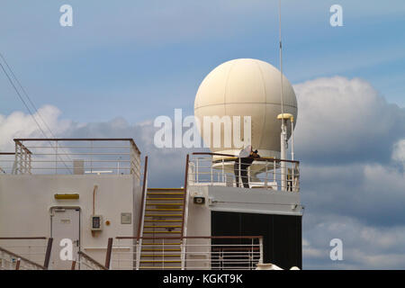 Un uomo di scattare foto in prossimità di un radar cupola sulla nave da crociera Eurodam. Foto Stock