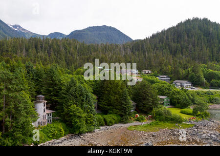 Case accoccolato in una comunità piccola circondata da una foresta e sull'Alaskan shore vicino a Ketchikan. Foto Stock