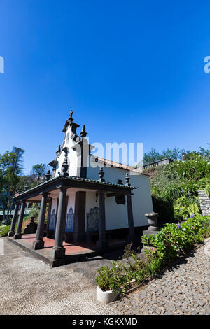 Chiaro Cielo di estate blu sopra il sancta Maria cappella in Funchal in Madeira, Portogallo. Foto Stock