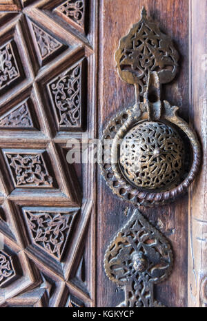 Dettagli di una bella scultura in legno arte sulla porta. un'arte islamica e craft. Foto Stock