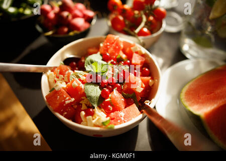 Angolo di alta vista di insalata di frutta in vaso sul tavolo Foto Stock