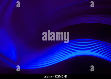 Close-up immagine astratta di vibranti di luce blu percorsi su sfondo nero Foto Stock