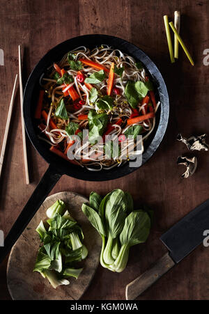Direttamente al di sopra di shot di insalata servita nella pentola con il coltello sul tavolo Foto Stock