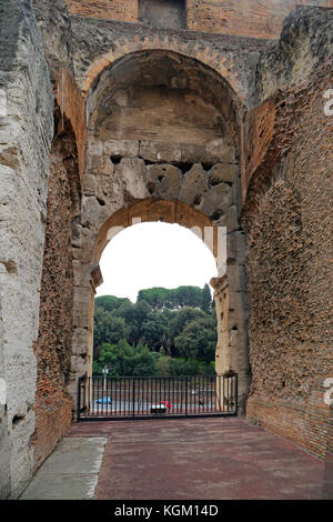 ROMA, Italia - 01 ottobre 2017: Colosseo, Colosseo o Coloseo, Anfiteatro flaviano più grande mai costruito simbolo dell antica Roma città nell impero romano. Foto Stock