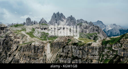 Idilliaco colpo di paesaggio roccioso contro il cielo, Alto Adige, Italia Foto Stock