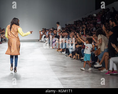 Un modello di passeggiate lungo la pista durante il nadir tati fashion show sulla terza e ultima giornata della cinquantaduesima edizione di lisboa fashion week, luz, primavera estate 2018 tenutosi presso il patio da gale a Lisbona, Portogallo con: modello dove: Lisbona, Portogallo quando: 08 ott 2017 credit: rui m leal/wenn.com Foto Stock