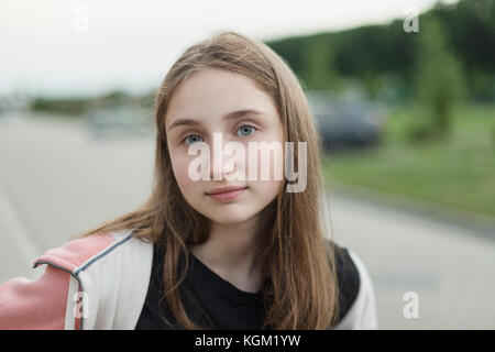 Ritratto di ragazza adolescente con occhi grigi Foto Stock