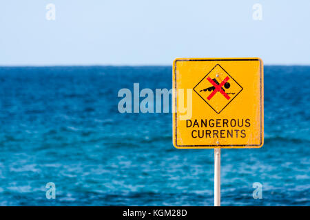 Segno che indica le correnti pericolose sulla spiaggia di Bronte, Sydney, NSW, Nuovo Galles del Sud, Australia Foto Stock