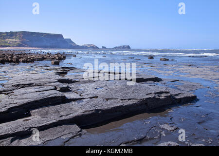 Saltwick bay a bassa marea North York Moors National Park North Yorkshire Foto Stock