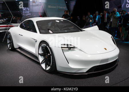 Francoforte, Germania - 16 SET 2015: Porsche Mission e vettura sportiva elettrica al salone di Francoforte IAA Motor Show. Foto Stock