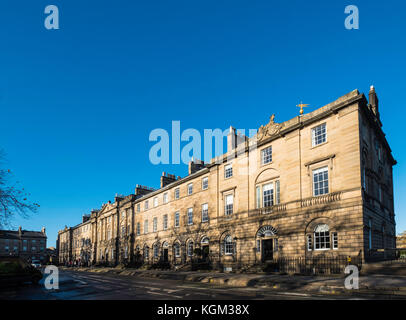 Vista sulle case a schiera di Charlotte Square, tra cui Bute House, la residenza ufficiale del primo ministro Nicola Sturgeon a Edimburgo, Scozia, uni Foto Stock