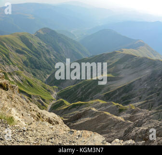 Vista la maggiore montagne del Caucaso dalla montagna sentiero babadag ismayilli nella regione di Azerbaigian. Foto Stock