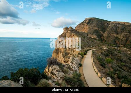 Sierra Helada scogliere e la strada panoramica per il suo faro affacciato sulla baia di Altea, costa blanca, Spagna Foto Stock